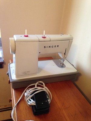 Early 1970's Vintage Singer Zig-Zag Model 478 Sewing Machine With Case
