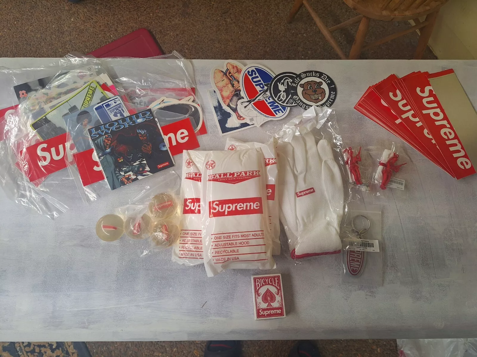 Lot neuf d'accessoires de collection scellés Supreme   autocollants, gants, poncho, balle