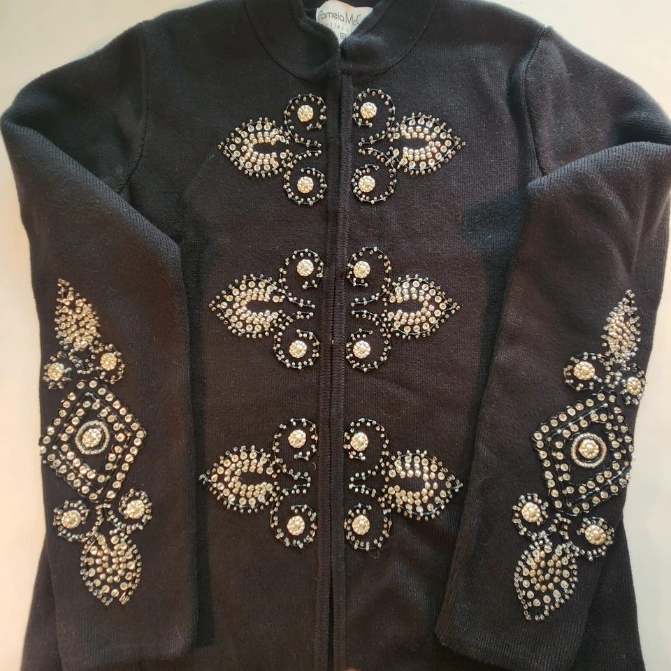 NUEVO SIN ETIQUETAS Pamela McCoy Suéter Cárdigan Chaqueta MEDIANO Negro Adornos Militar Foto 2 de 4