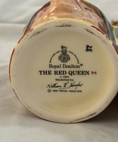 VTG Royal Doulton THE RED QUEEN D6859 4" Character Toby Jug Figure 1987 - Picture 3 of 3