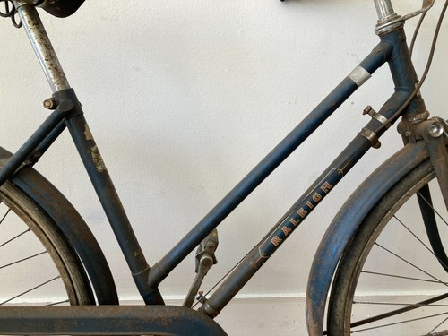 1957 Raleigh step-thru - 18" antique bicycle - Picture 6 of 12