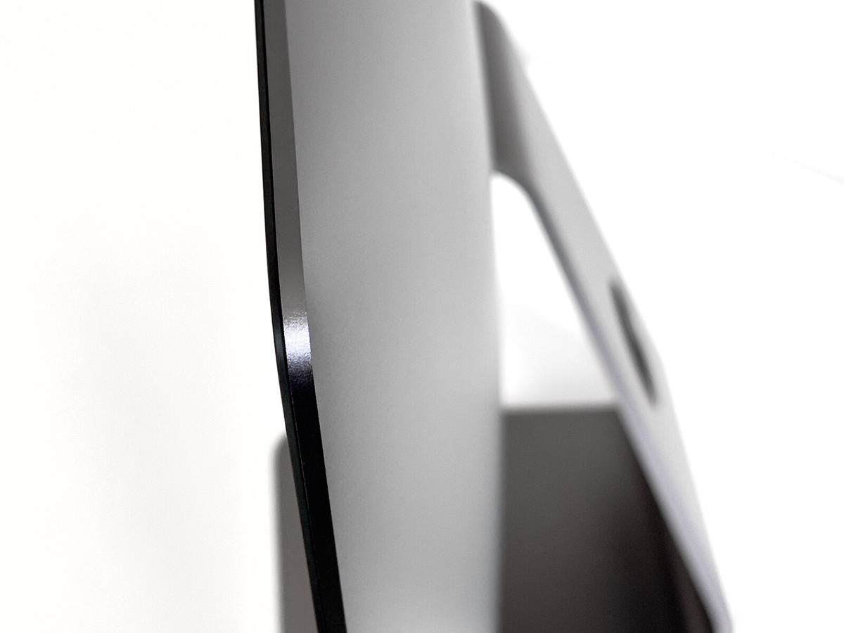 Apple iMac Pro ・ 18-core 2.3GHz ・ 512GB RAM ・ 8TB SSD ・ Vega
