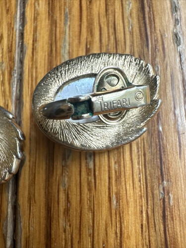 Crown Trifari Fantasia Baroque MOTHER Pearl gold tone Clip on earrings vintage - Picture 7 of 13