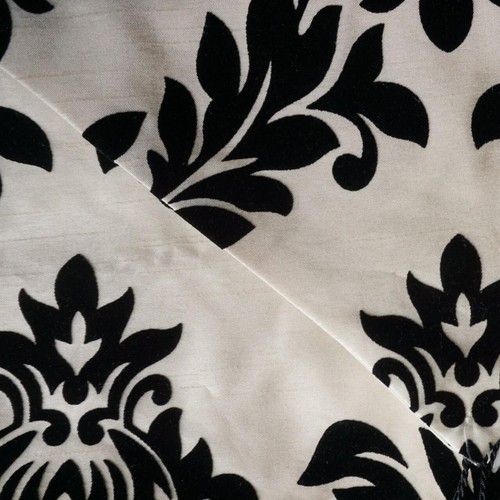 Jaquard Print Table Runner - Picture 4 of 7