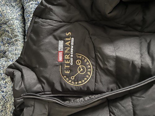 Marvel Studios Eternals Movie Cast Crew Jacket Medium Rare Promo Angelina Jolie - Bild 2 von 6