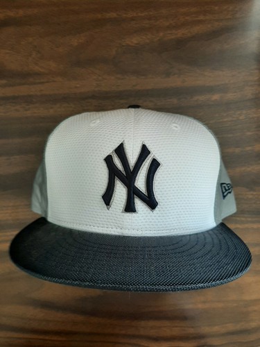 NY YANKEES FITTED HAT SIZE 7 1/2 New 
