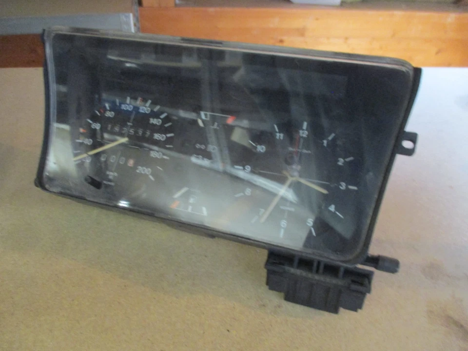 VW Passat B1 B2 Kombiinstrument Tacho Tachometer 200kmh Uhr Tank original VAG - Bild 4 von 4