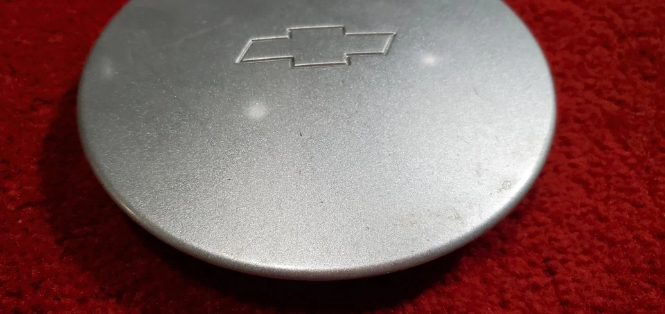 Tapa central original Chevrolet Malibu 2000-2005 GM# 9593521 plateada OEM Foto 3 de 4