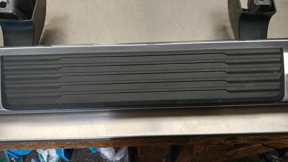 Chevrolet Silverado 1500 2019-2022 OEM estribo pasajero derecho 84016712 Foto 4 de 4