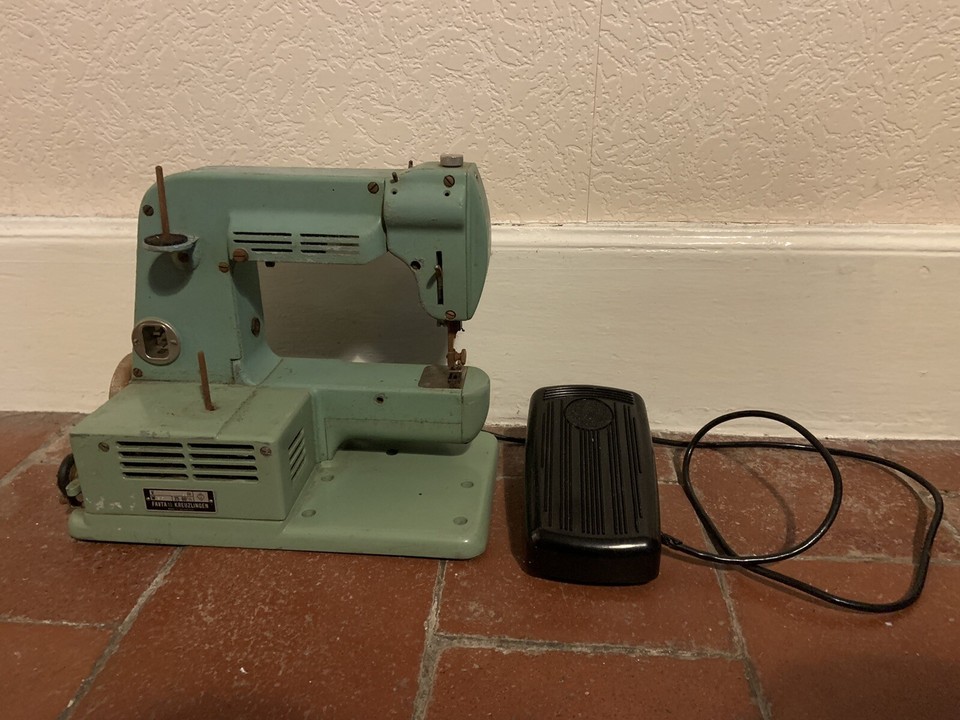 Vintage 1950’s Favta Cresta Mint Green Sewing Machine Cased Extension