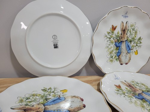 ZRIKE Peter Rabbit Classic 10" Scalloped Gold Trim Dinner Plates - Set of 4 - Picture 7 of 7