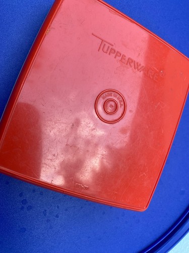 Vintage Tupperware Sandwich Keeper Square Away 670-37 Red - Picture 5 of 5
