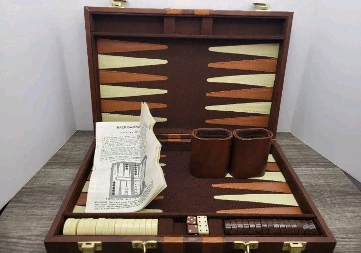 Vintage Backgammon Tournament Folding Board Set Bakelite Chips Cardinal - Image 3 of 4