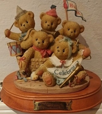 Cherished Teddies - Annie, Britany, Colby, Danny and Ernie (mit Podest)