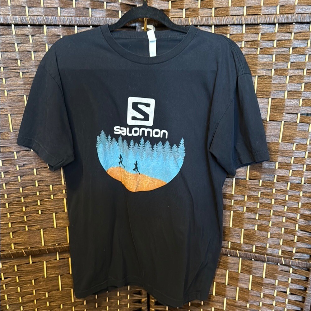 T shirt Salomon nera manica corta con disegno grafico