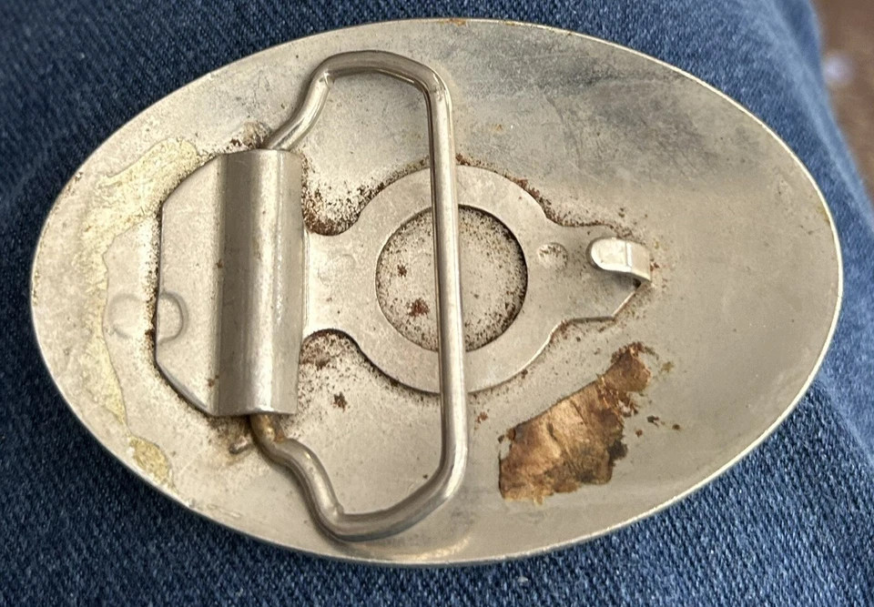 Hebilla de cinturón ovalada de cuero sobre metal Cross Over United States Foto 2 de 2