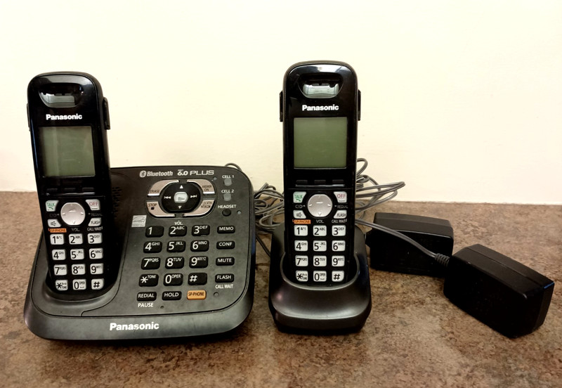 Panasonic KX-TG6581 Bluetooth DECT 6.0 Phone w/ 2 Handsets Chargers Works Great