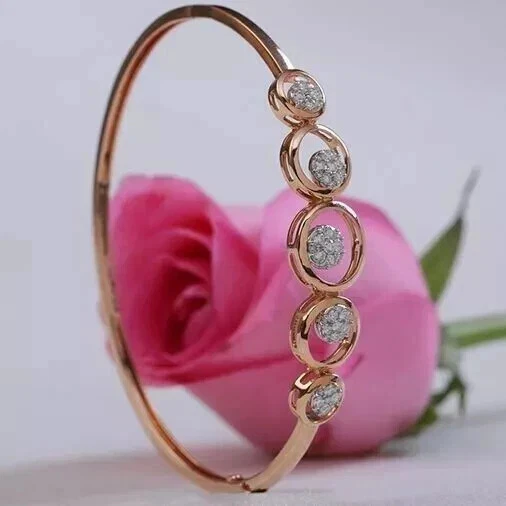 Brazalete brazalete para mujer de diamantes de corte redondo de 2,5 quilates enchapado en oro rosa de 14 k Foto 3 de 4