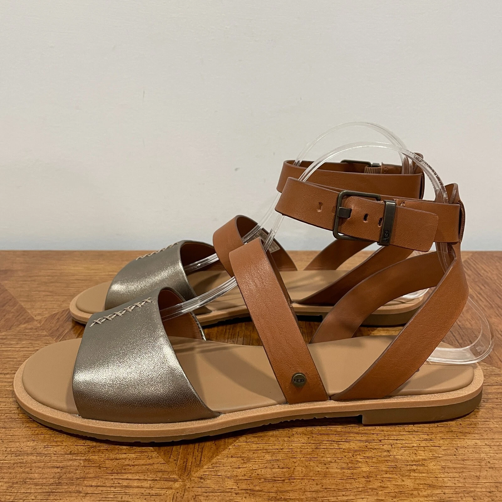 UGG Zahara Sandalo Donna 9 Castagno Metallizzato Cinturino Caviglia Fibbia Imbottita Punta Aperta