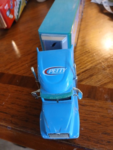 1998 Blue Truck and Trailer Hot Wheels, International Eagle.