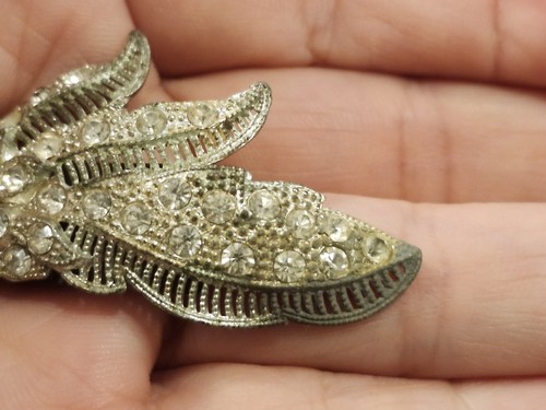 Clip per abito vintage Art Decò - tono argento con strass e filigrana 2" x 1,5" - Foto 4 di 12