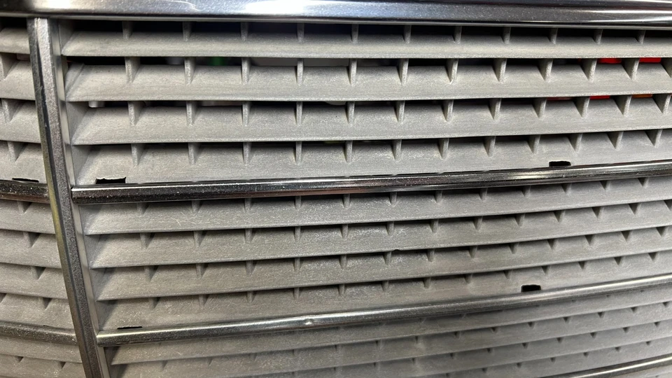 81-91 Mercedes W126 420SEL 560SEL 380SE Hood Grill Complete — 第 4/4 张图片