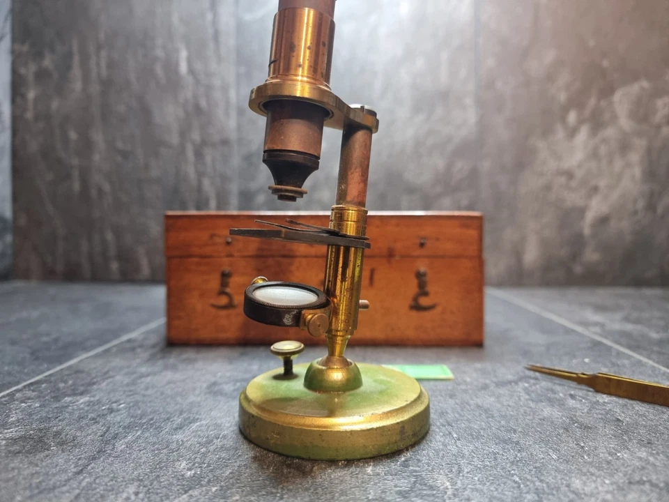 ANTIQUE BOXED FRENCH BRASS STUDENT MICROSCOPE COMPOUND SWIVEL BASE + SLIDE - Image 4 of 4