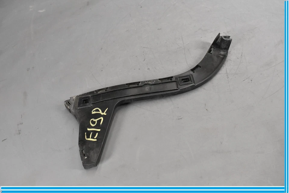 06-13 Volvo C70 Soporte de parachoques trasero derecho lado pasajero OEM Foto 2 de 4