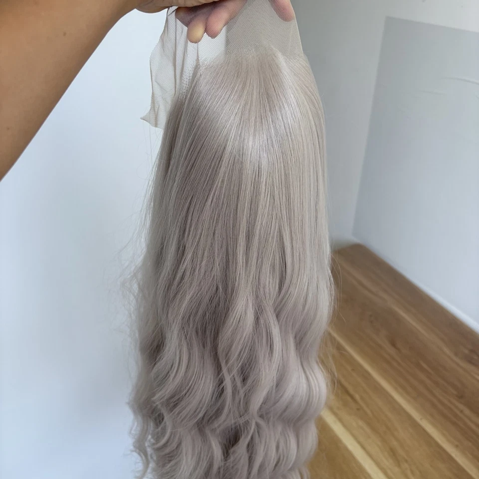 Peluca frontal de encaje en T resistente al calor pre arrancada gris plateado larga ondulada Foto 2 de 4