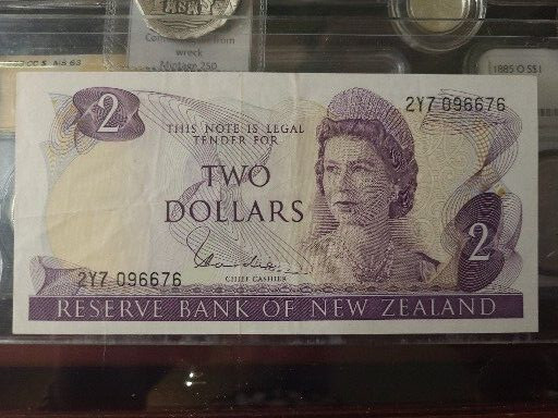 NEW ZEALAND $2 (1967-82) BIRD QUEEN BILL PACIFIC MONEY SCARCE BANKNOTE