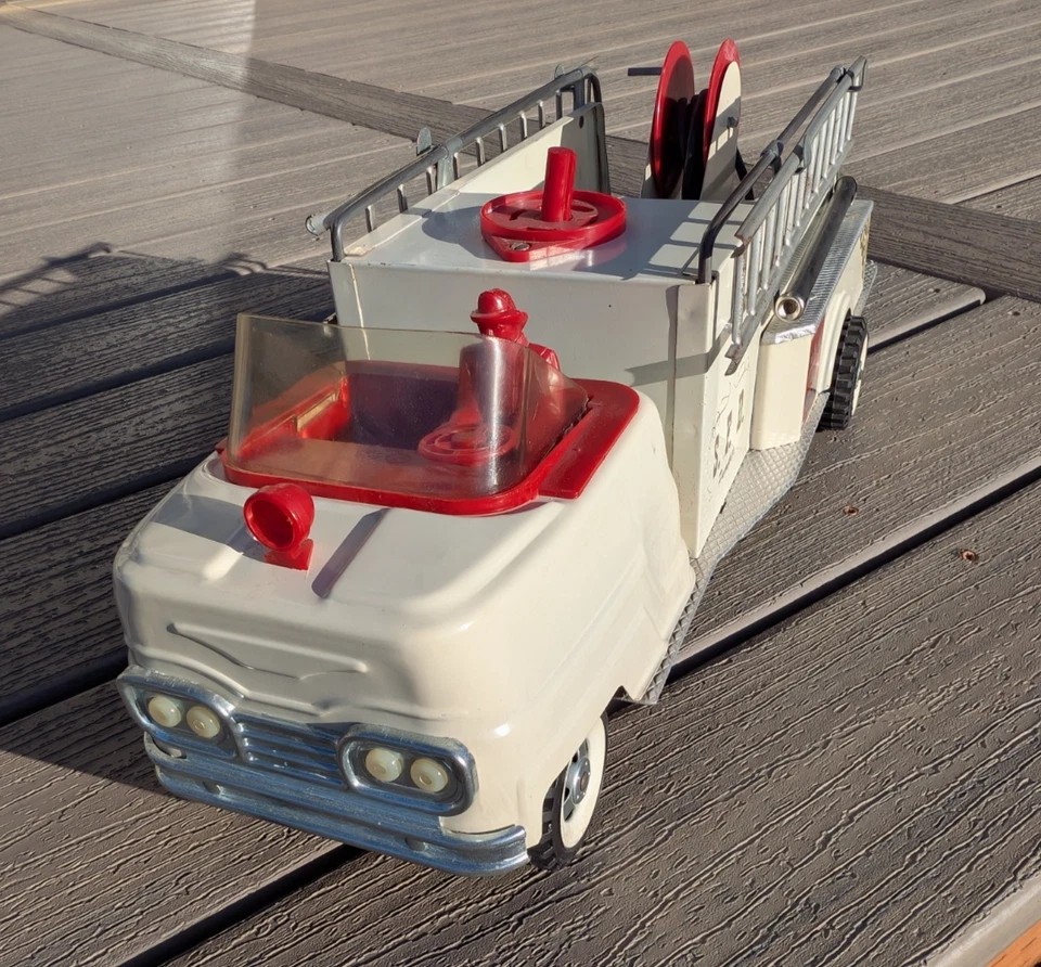 RARE VINTAGE PRESSED STEEL WHITE STRUCTO 1960 FIRE TRUCK EXCELLENT ORIGINAL !! - Image 3 of 4