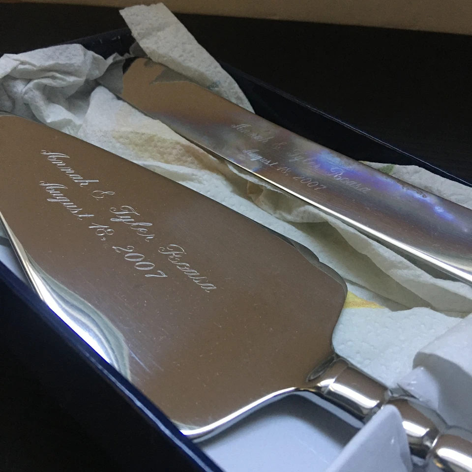 Juego de cuchillos y servidores para pasteles de boda Mikasa personalizados 'Hannah & Tyler' - ¡NUEVO! Foto 4 de 4