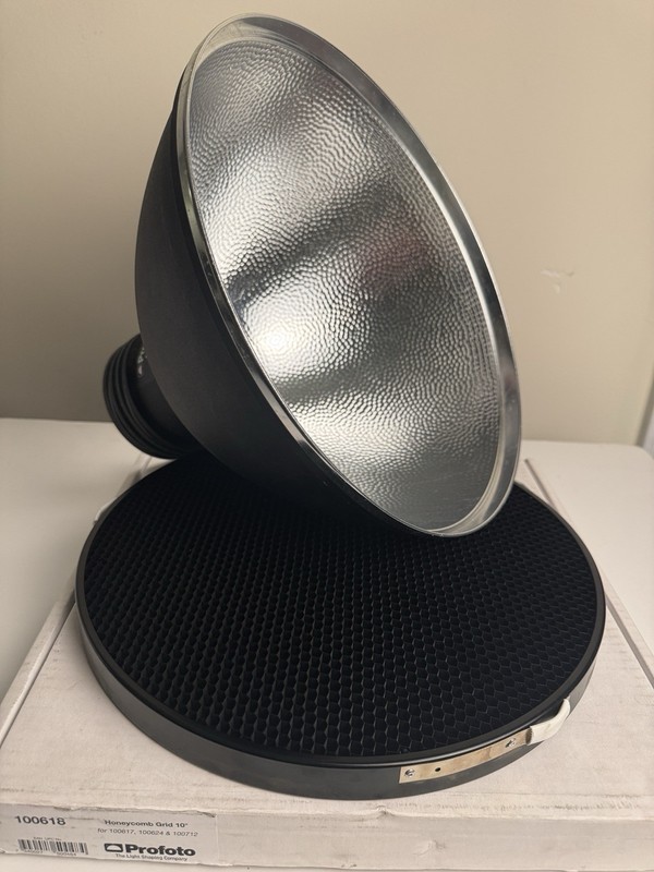 Profoto Magnum Reflector 13” w/ 10 Degree Profoto Honeycomb Grid Attachment