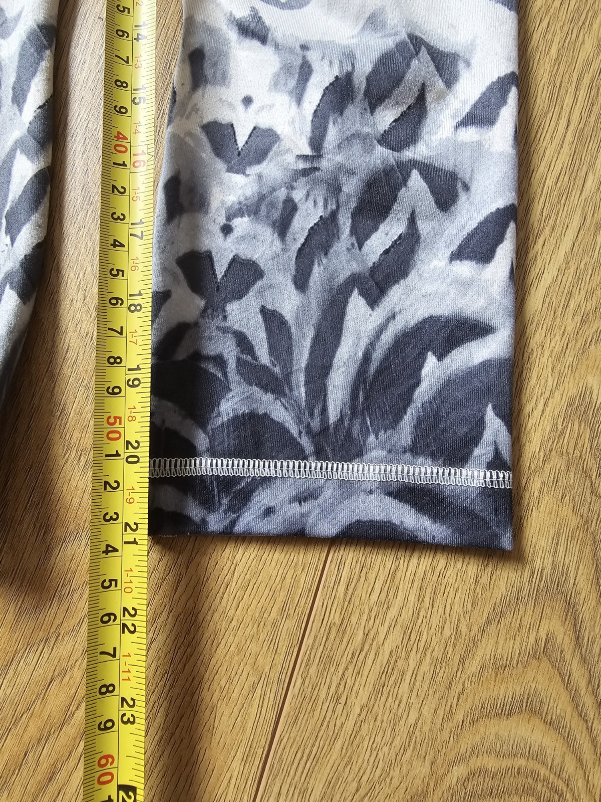 Lululemon Crop Leggings Abstract Print Grey White Womens US 4 UK 8 Yoga Gym image 6