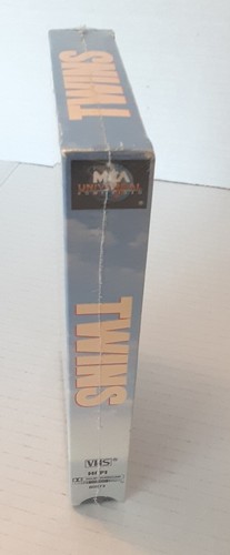 Sealed TWINS 1988 VHS Video Schwarzenegger DeVito MCA Recycled Video - Picture 4 of 6