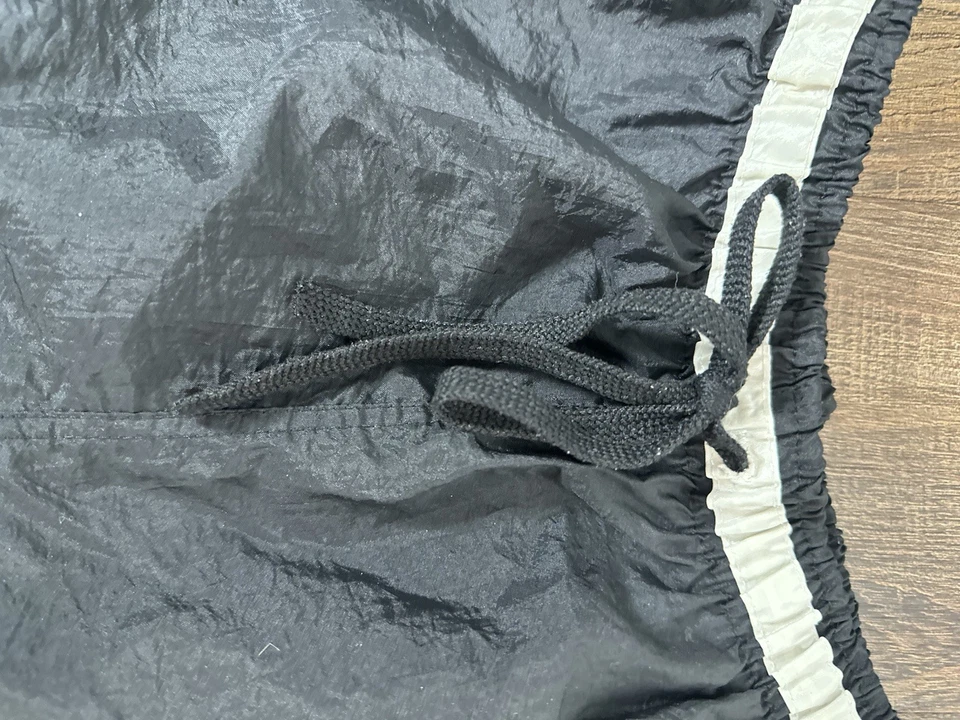 Shorts Umbro Masculino Vintage Nylon Anos 80/90 Atlético, Futebol EUA Preto Branco Vermelho - Imagem 4 de 4