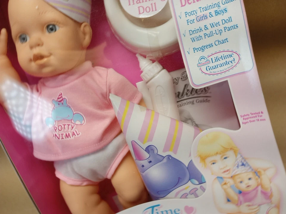 Boneca Goldberger Potty Time Tinkles vinil bebê menina 12" de altura nova em caixa danificada - Imagem 2 de 4