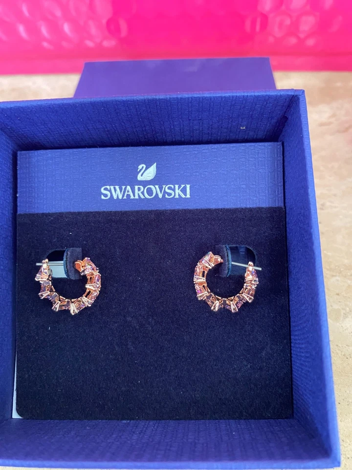 Pendientes de aro SWAROVSKI Matrix corte triángulo, pequeños, oro rosa rosa 75,00 £ nuevos en caja Foto 4 de 4