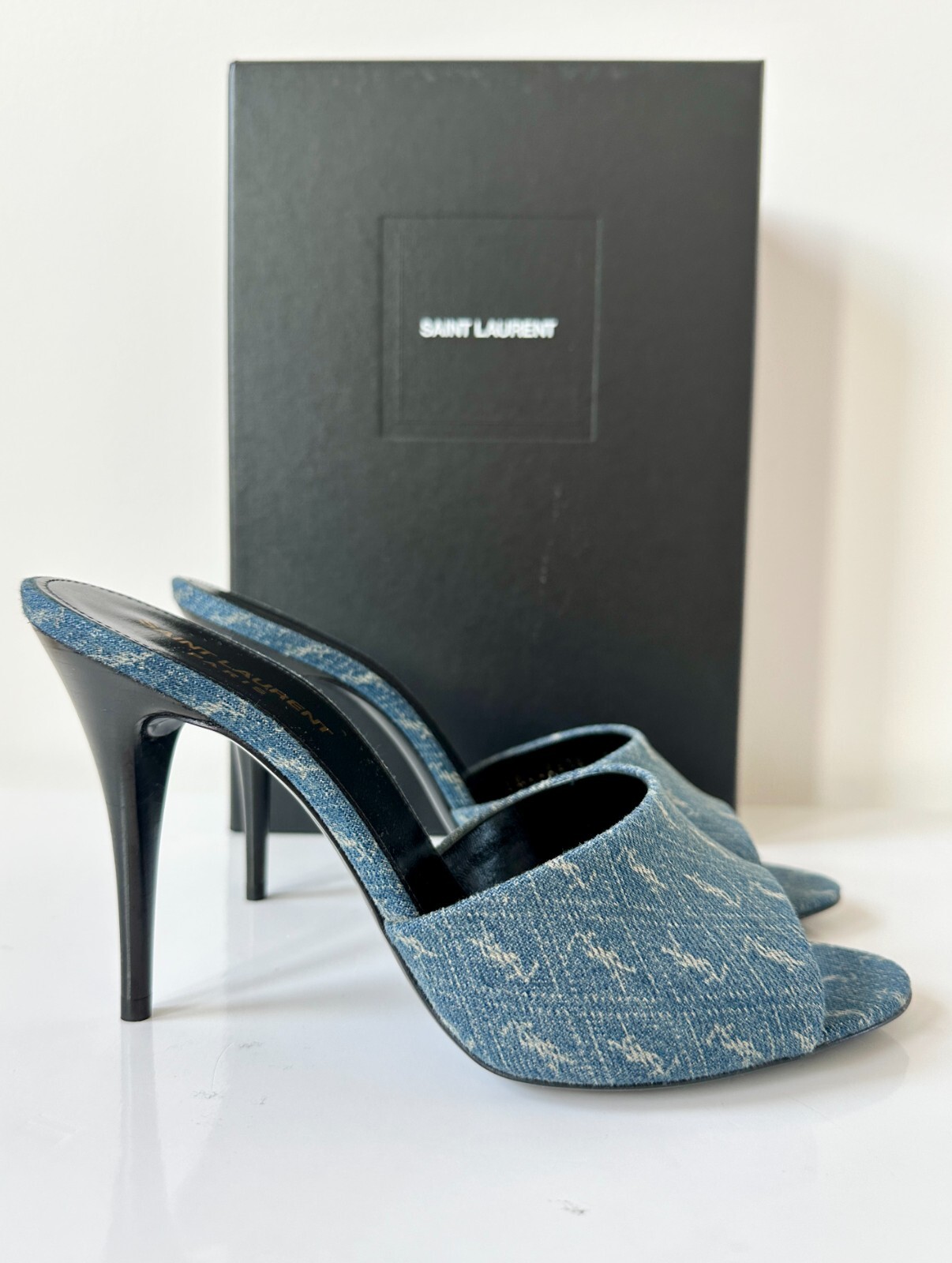 Saint Laurent La 16 Cassandre Denim Mules Tacchi YSL Logo EU 39 NUOVO $825 Vendita al dettaglio