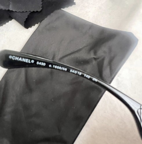 Occhiali da sole donna Chanel bianco e nero - Foto 5 di 15