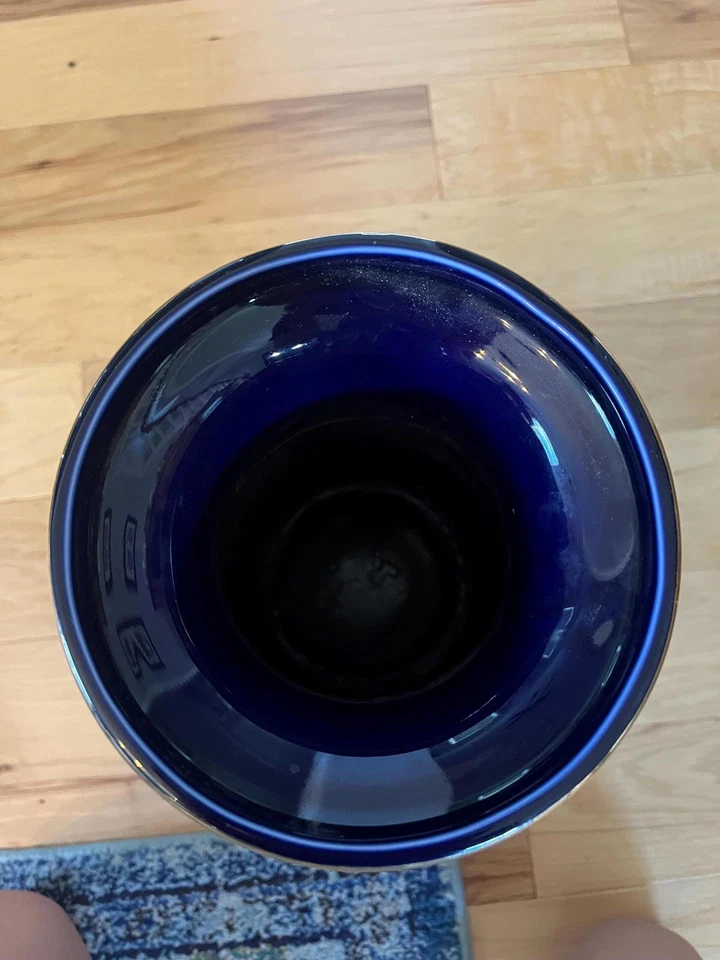 Jarrón de porcelana altamente ornamentado. El jarrón azul oscuro es llamativo y sofisticado. Foto 3 de 4