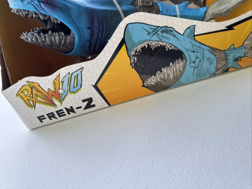 McFarlane Toys RAW 10 FREN-Z Cyber Shark WALMART EXCLUSIVE 12" de comprimento NOVO FECHADO - Imagem 3 de 4
