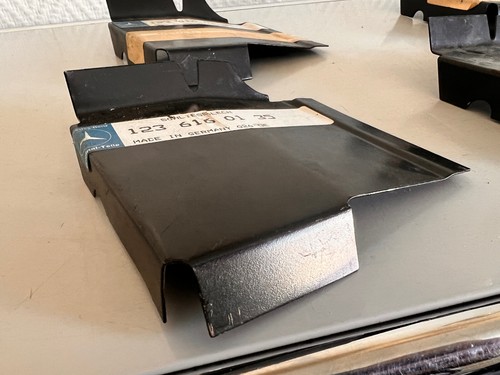 NOS Mercedes W123 C123 lamiera di chiusura parete di chiusura sinistra End Piece Cover LH OEM - Foto 4 di 15