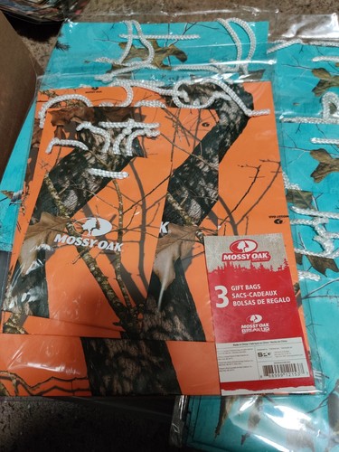 REALTREE(5) & MOSSY OAK(1) GIFT BAG SETS 18 BAGS TOTAL (3 DIFF SIZES) SEALD CAMO - Picture 3 of 3