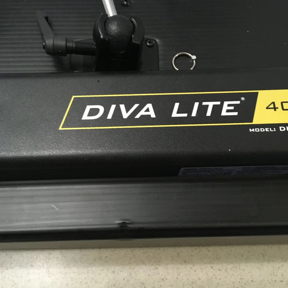 Accesorio Kino Flo Diva-Lite 401 con puertas de granero incorporadas sin difusor. Usado en excelente estado Foto 3 de 4