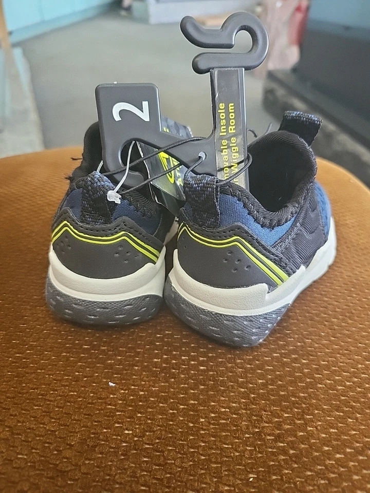 Nuevo con etiquetas Zapatos Deportivos Deportivos para Bebés Niños Talla 2 Sin Cordones Foto 4 de 4