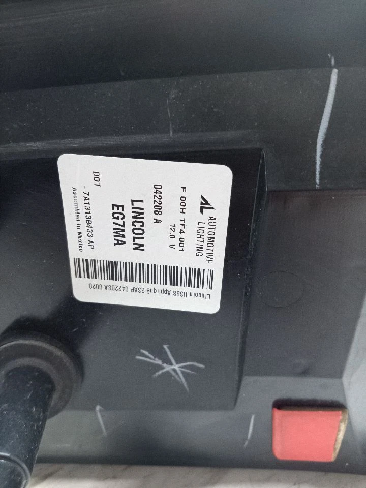 Used Center Tail Light Assembly fits: 2008 Lincoln Mkx center lid mounted Center - Image 3 of 4