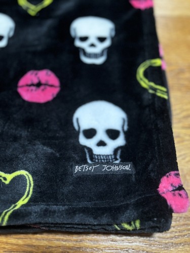 NEW Betsey Johnson Ultra Soft Plush Throw Skulls, Kisses & Hearts - Picture 2 of 8