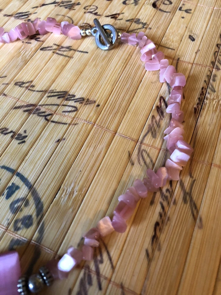 Collar Puka hecho a mano con piedras preciosas rosa cuartos de galón cuentas de plata Foto 4 de 4