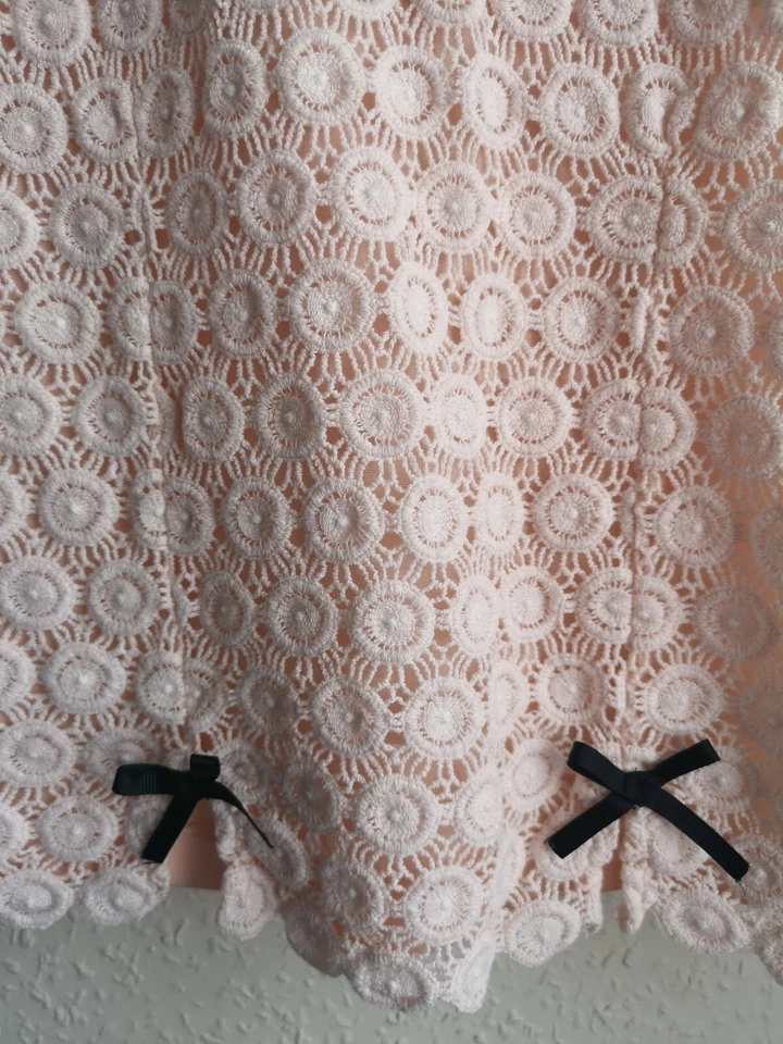 New Look Nude Pink Round Neck Lace Circle Design Cap Sleeve Crop Top Shirt. UK M - Image 3 of 4